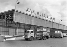 837800 Gezicht op de goederenloods van Van Gend & Loos te Leiden, met een vrachtauto van Van Gend & Loos beladen met ...